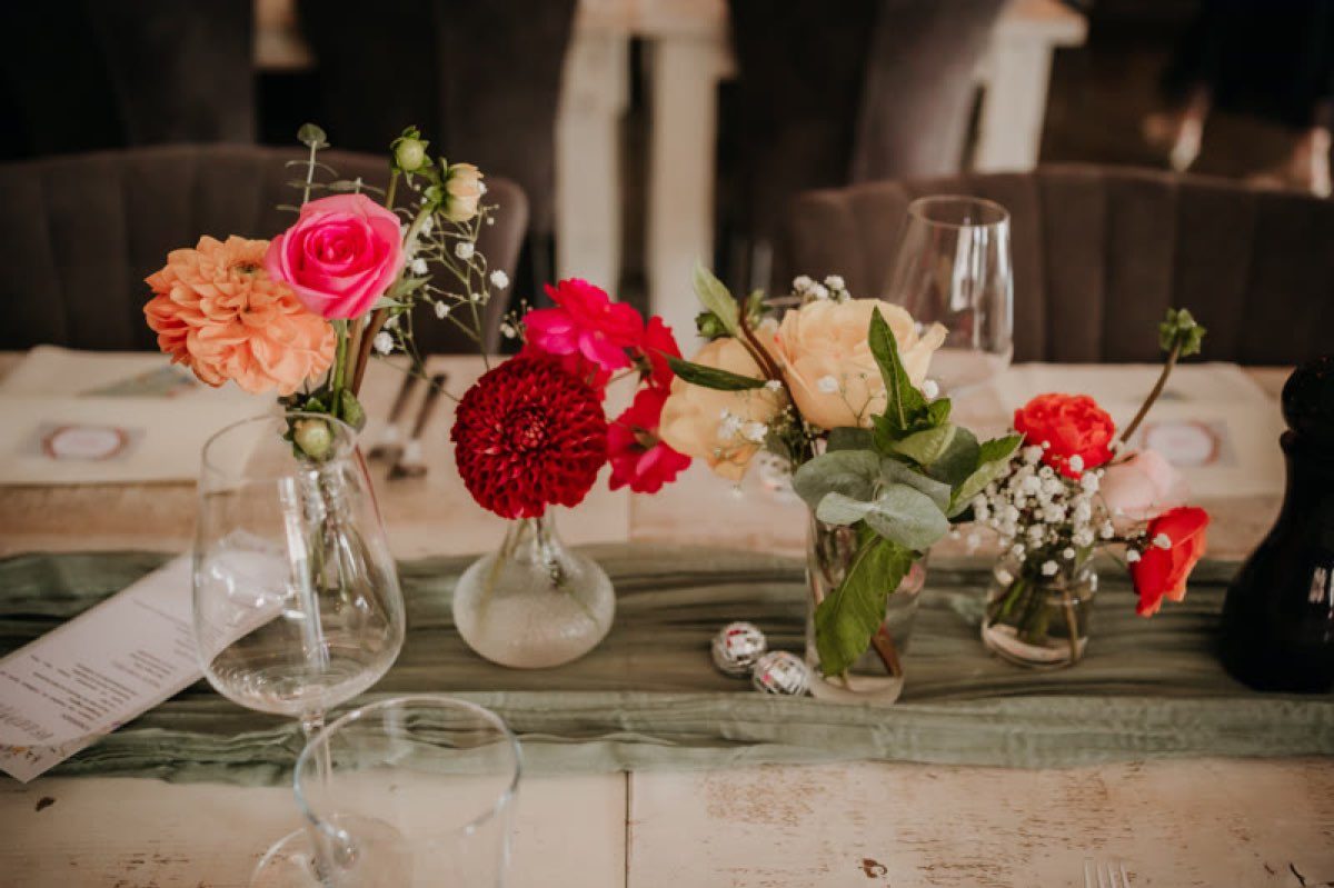 Blumendekoration für Hochzeit im Trüffelschwein