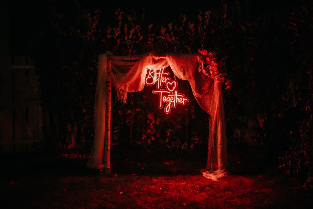 Neon-Schriftzug bei der Hochzeit im Trüffelschwein
