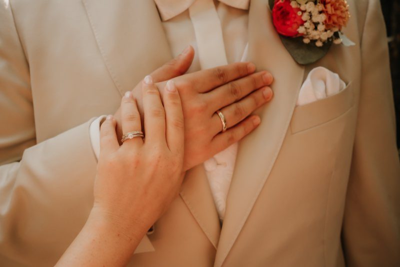 Hochzeitsringe – Detailaufnahme im Trüffelschwein